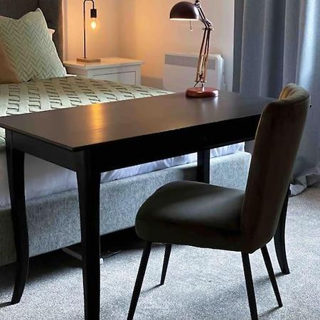 Modern Flat Near Train Station With Free Parking Lägenhet CBG Exteriör bild