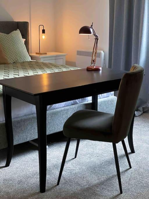 Modern Flat Near Train Station With Free Parking Lägenhet CBG Exteriör bild