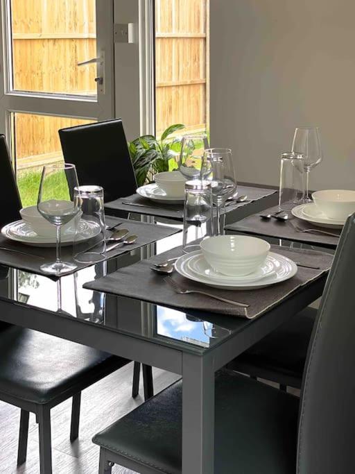 Modern Flat Near Train Station With Free Parking Lägenhet CBG Exteriör bild