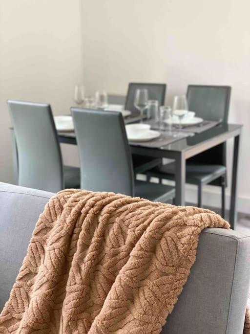 Modern Flat Near Train Station With Free Parking Lägenhet CBG Exteriör bild
