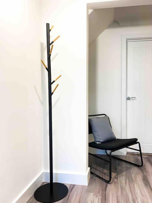 Modern Flat Near Train Station With Free Parking Lägenhet CBG Exteriör bild