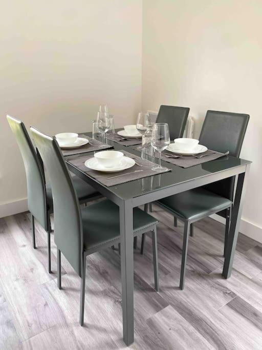 Modern Flat Near Train Station With Free Parking Lägenhet CBG Exteriör bild