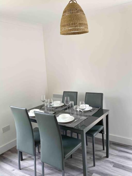 Modern Flat Near Train Station With Free Parking Lägenhet CBG Exteriör bild
