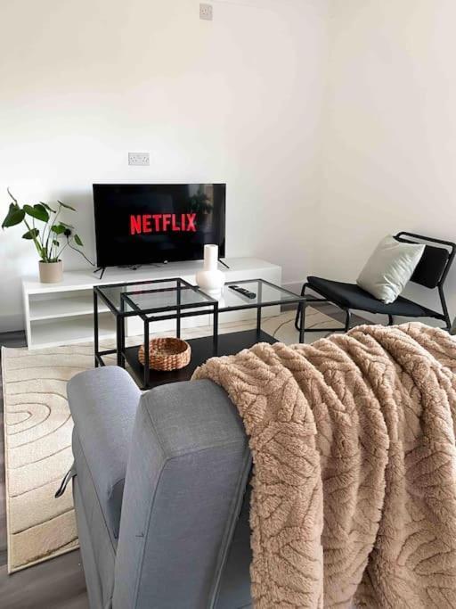 Modern Flat Near Train Station With Free Parking Lägenhet CBG Exteriör bild