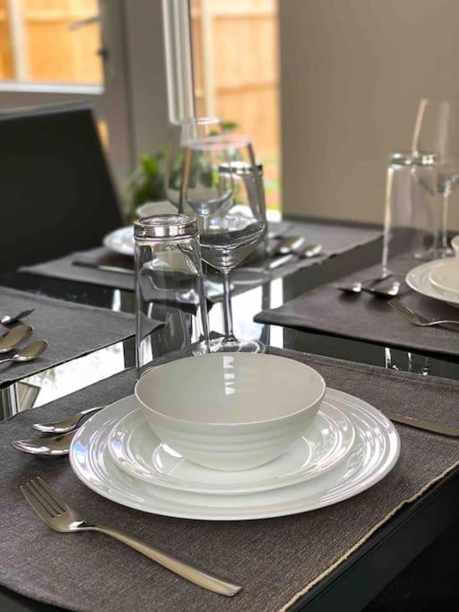 Modern Flat Near Train Station With Free Parking Lägenhet CBG Exteriör bild