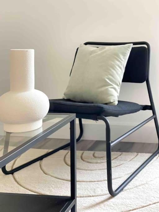 Modern Flat Near Train Station With Free Parking Lägenhet CBG Exteriör bild
