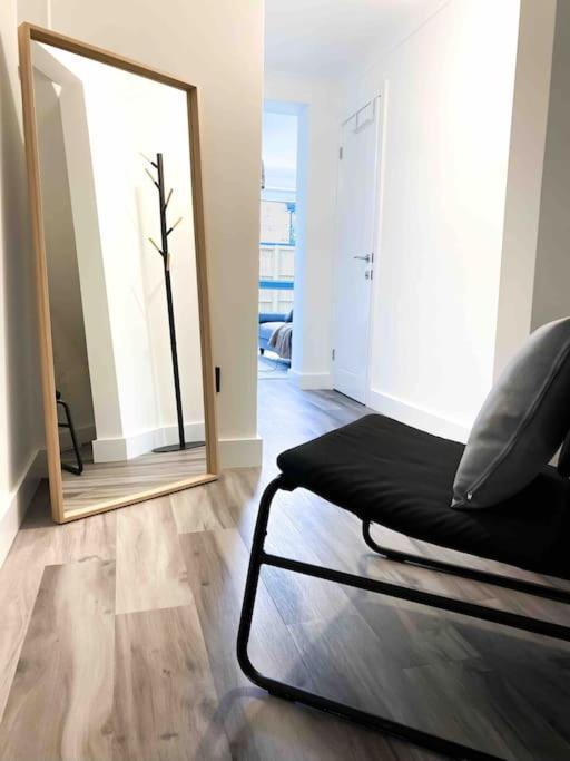 Modern Flat Near Train Station With Free Parking Lägenhet CBG Exteriör bild