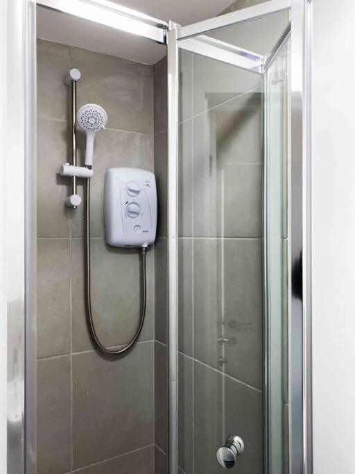 Modern Flat Near Train Station With Free Parking Lägenhet CBG Exteriör bild