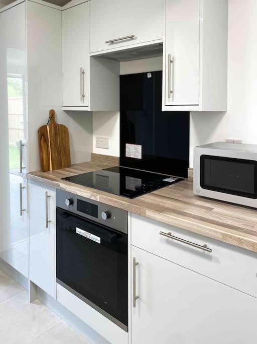 Modern Flat Near Train Station With Free Parking Lägenhet CBG Exteriör bild