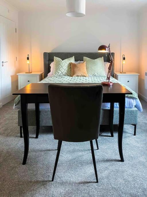 Modern Flat Near Train Station With Free Parking Lägenhet CBG Exteriör bild