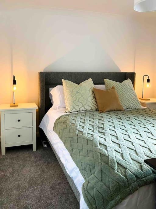 Modern Flat Near Train Station With Free Parking Lägenhet CBG Exteriör bild