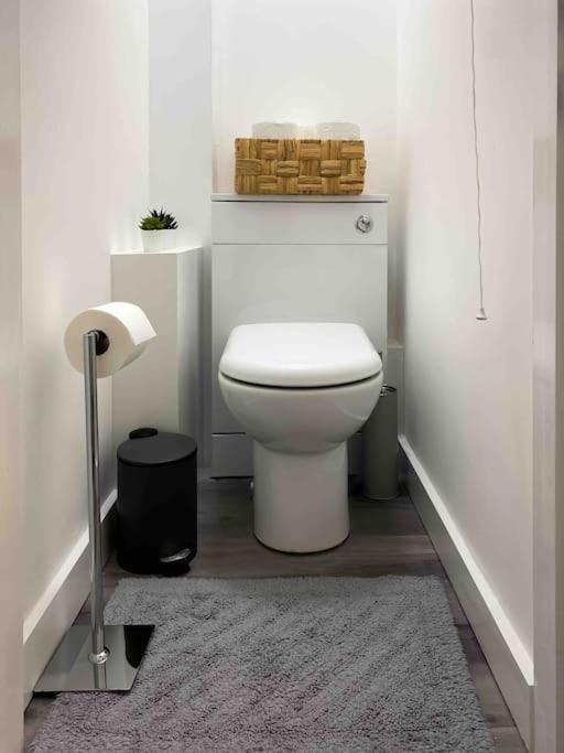 Modern Flat Near Train Station With Free Parking Lägenhet CBG Exteriör bild