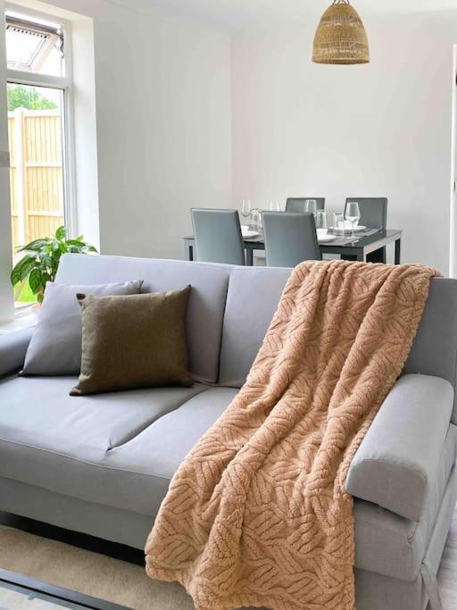 Modern Flat Near Train Station With Free Parking Lägenhet CBG Exteriör bild